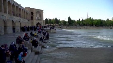 İsfahan, İran - Mayıs 2019: Zayandeh nehri üzerinde turistler ve yerel halkla birlikte Khaju köprüsü
