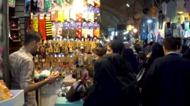 İsfahan, İran - Mayıs 2019: Turistler ve yerel halk tarihi bir pazar olan Bazar Bozorg 'da alışveriş yapıyorlar