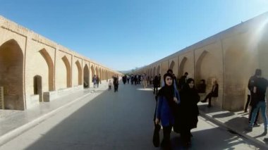 İsfahan, İran - Mayıs 2019: Zayandeh nehri üzerinde turistler ve yerel halkla birlikte Khaju köprüsü