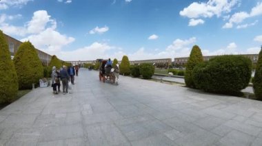 İsfahan, İran - Mayıs 2019: İsfahan Naqsh-e Cihan Meydanı etrafında at arabası süren turistler İmam Meydanı olarak da adlandırılıyor