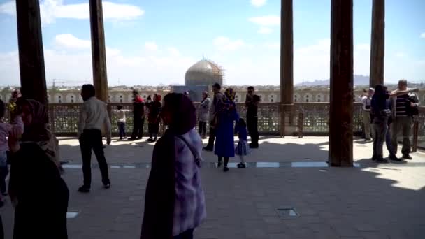 イスファハン イラン 2019年5月 イスファハン ナッシュ ジャハーン広場の観光客とアリ カプ宮殿のテラス — ストック動画