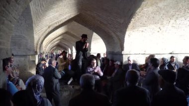 İsfahan, İran - Mayıs 2019: Yerel İranlılar Zayandeh nehri üzerindeki Khaju köprüsü altında şarkı söyleyip eğleniyorlar