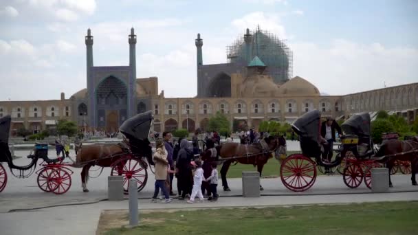 Isfahan Iran Maj 2019 Hästvagnar Som Väntar Att Turister Och — Stockvideo