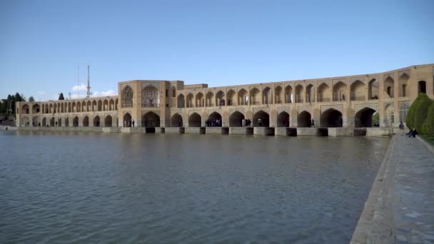 Isfahán Irán Mayo 2019 Puente Khaju Sobre Río Zayandeh Con — Vídeos de Stock