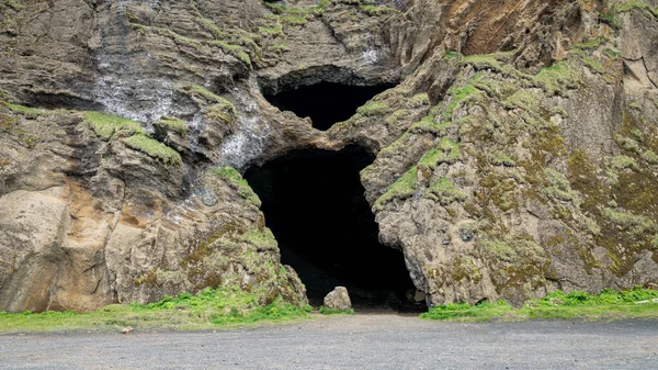Vik, Islanda, 11 giugno 2018. Grotta di Hjorleifshofdi, Islanda l '11 giugno 2018 . — Foto Stock