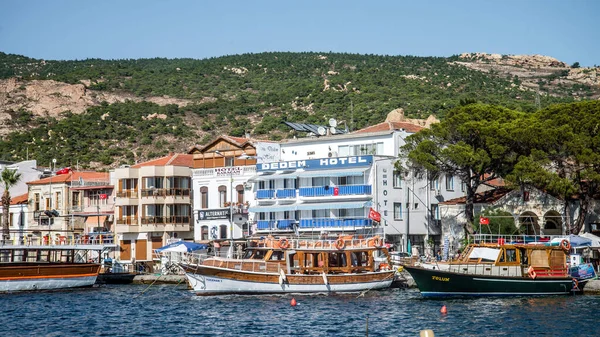 Lodě podél pobřeží letoviska města Foca izmir, Turecko — Stock fotografie