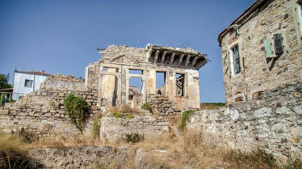 Casas históricas e abandonadas de resort cidade de Foca izmir, Turquia — Fotografia de Stock
