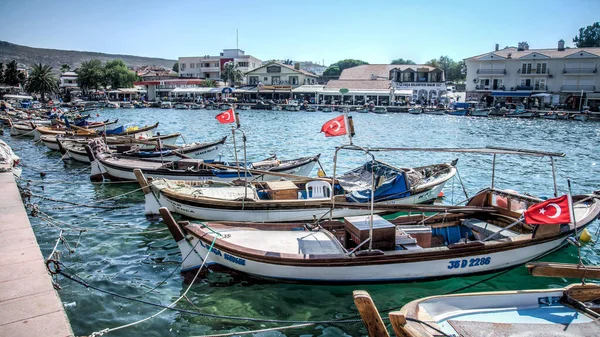 Barcos a lo largo de la costa de la ciudad turística de Foca izmir, Turquía — Foto de Stock