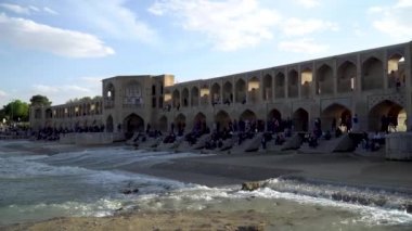 İsfahan, İran - Mayıs 2019: İran halkı Zayandeh Nehri üzerindeki Khaju köprüsünde zaman geçiriyorlar, İsfahan, İran
