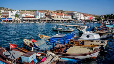 Türkiye 'nin Foca izmir tatil beldesi kıyı şeridi boyunca kayıklar