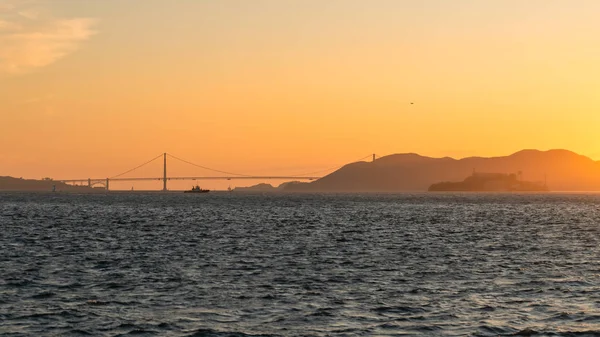 Golden Gate Bridge aus der Ferne bei Sonnenuntergang, San Francisco, USA — Stockfoto