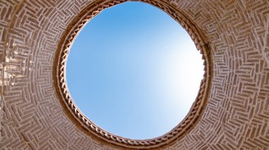 İran Yazd şehrindeki Zoroastrian Dakhmeh Sessizlik Kuleleri 'nin tavanı