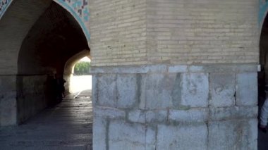 İsfahan, İran - Mayıs 2019: Zayandeh nehri üzerinde turistler ve yerel halkla birlikte Khaju köprüsü