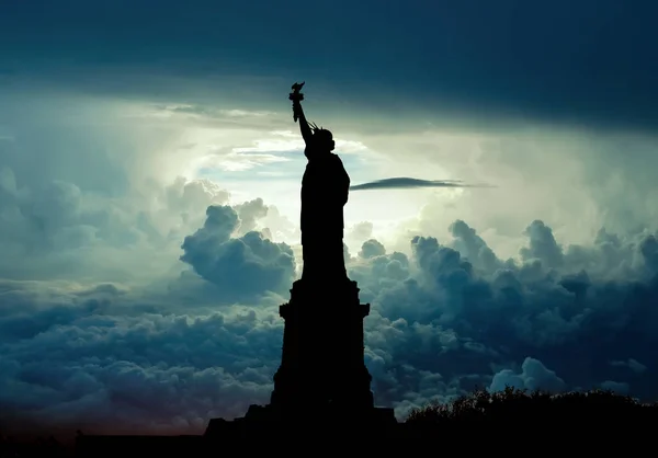Dramatik gökyüzü üzerinde Özgürlük Heykeli Silueti, New York, Usa — Stok fotoğraf