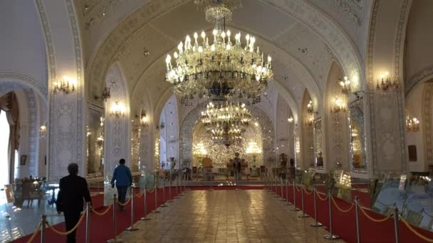 テヘラン イラン 2019年5月 サラームまたはレセプション ホールを訪れる観光客 黄金の宮殿は 鏡の作品 レリーフ石膏のパターン 床にモザイクや風光明媚なシャンデリアで飾られています — ストック動画