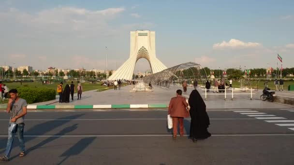 Teheran Iran April 2019 Människor Går Azaditorget Med Azaditornet Den — Stockvideo