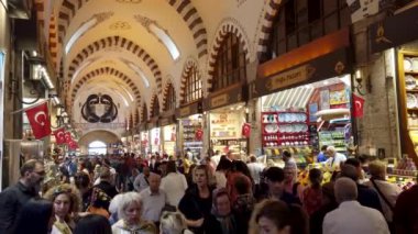 İstanbul, Türkiye - Ekim 2019: Eski İstanbul kenti Eminonu 'nun Mısır Baharat Pazarı' ndaki dükkanlar ve kalabalıklar