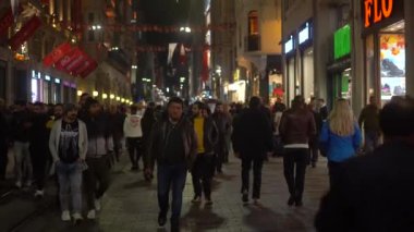 İstanbul, Türkiye - Kasım 2019: Taksim 'de İstiklal Caddesi' nde yürüyen kalabalık. Türk halkı İstanbul 'da geceleri kalabalık