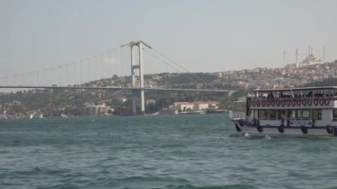İstanbul, Türkiye - Ekim 2018: İstanbul 'da 15 Temmuz Şehitler Köprüsü' ne doğru giden yolcu gemisi