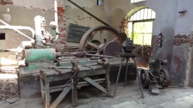 Marmara Adası, Balikesir, Türkiye - Terk edilmiş eski bir mermer ocağında paslı ekipman