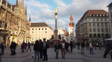 Münih, Almanya - Ekim 2019: Münih Marienplatz Meydanı 'nı ziyaret eden turist Münih' in en popüler meydanı