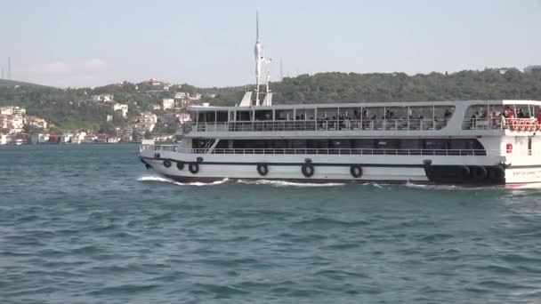 Стамбул Туреччина Жовтень 2018 Пасажирський Човен Бофорі Пливе Мосту Мартирів — стокове відео