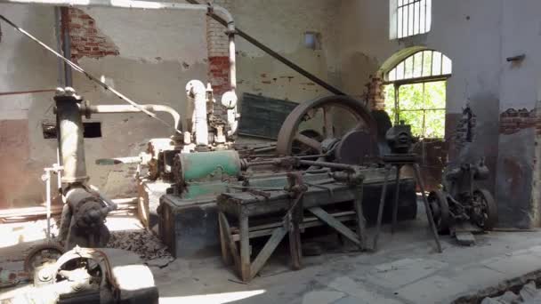 Marmara Island Balikesir トルコ 放棄された古い大理石の採石場工場での錆びた機器 — ストック動画