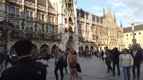 München Tyskland Oktober 2019 Turist Besöker München Marienplatz Torget Mest — Stockvideo