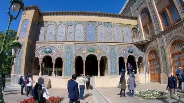 イラン テヘラン 2019年5月 ユネスコの世界遺産であるテヘランのゴレスタン宮殿を訪れる観光客 — ストック動画