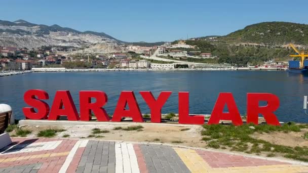 土耳其马尔马拉岛 2019年4月 马尔马拉岛萨拉伊拉区标牌 马尔马拉岛距离伊斯坦布尔2小时 乘坐渡船 在土耳其马尔马拉海 — 图库视频影像