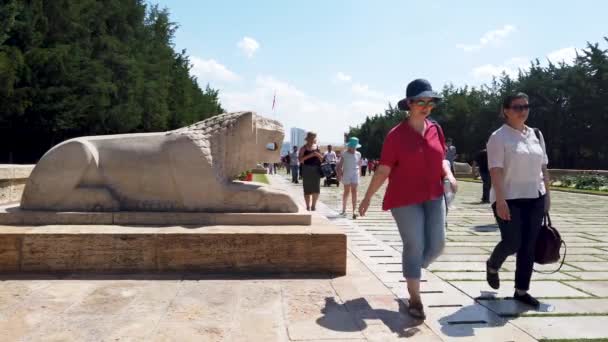 安卡拉 土耳其 2019年8月 人们走在狮子之路 到达穆斯塔法 凯末尔 阿塔图尔克的阿尼特卡比尔陵墓 每年都有许多人去阿未特卡比尔 — 图库视频影像