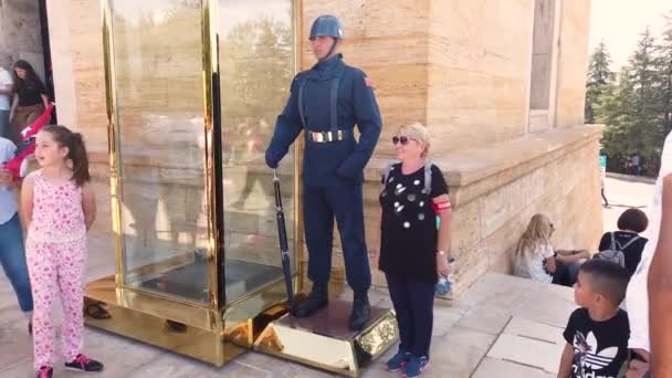 Ankara Turquía Agosto 2019 Personas Posando Con Guardia Honor Mausoleo — Vídeo de stock