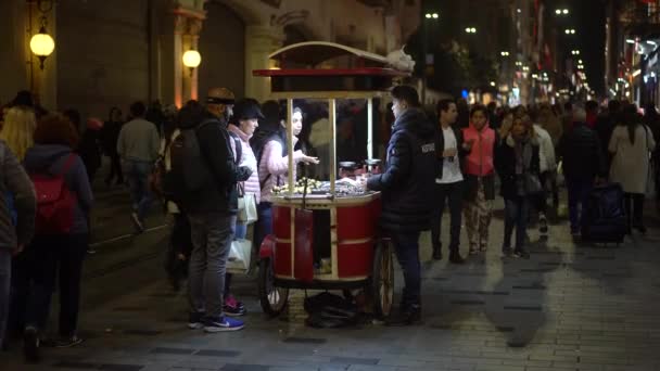 Istanbul Türkei November 2019 Mann Verkauft Gebratene Kastanien Mit Menschenmassen — Stockvideo