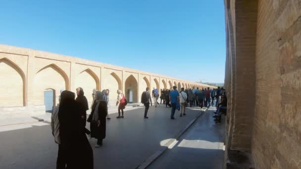 伊朗伊斯法罕 2019年5月 扎耶德河上的Khaju桥 游客和当地人在桥上行走 — 图库视频影像