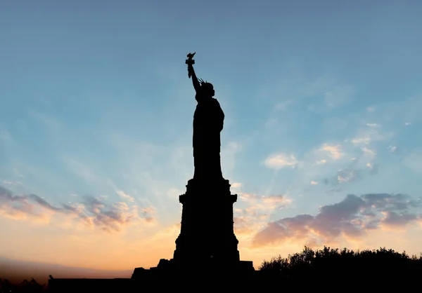 Gün batımında Özgürlük Heykeli Silueti, New York, Usa — Stok fotoğraf