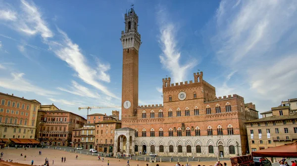 Siena Meydanı 'ndaki Siena saat kulesi Basilica Cateriniana di San Domenico — Stok fotoğraf