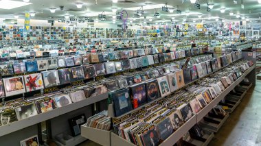 San Francisco, Usa 'da içinde vinil plaklar bulunan eski tarz kutuların olduğu bir müzik mağazası.