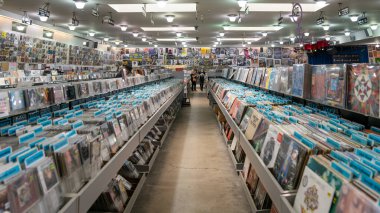 San Francisco, Usa 'da içinde vinil plaklar bulunan eski tarz kutuların olduğu bir müzik mağazası.