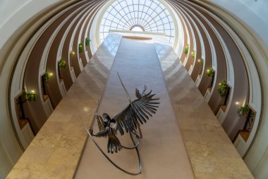 Johannesburg, Güney Afrika 'daki Hilton Sandton Oteli' nin iç mekanı..