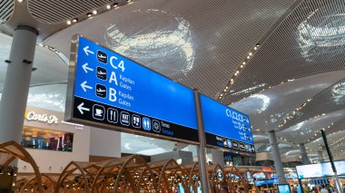 İstanbul, Türkiye Yeni İstanbul Havalimanı'nda uçuş kapılarını gösteren tabelalı iç mekan