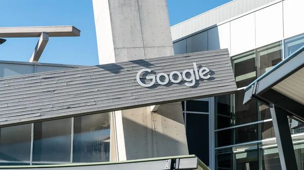 Google-Schild an einem der Google-Gebäude. — Stockfoto