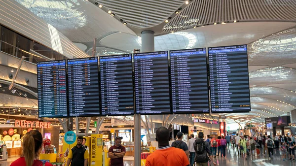 Wyświetlanie informacji o lotach w nowym lotnisku w Stambule wyświetlając nadchodzące loty, Stambuł, Turcja — Zdjęcie stockowe