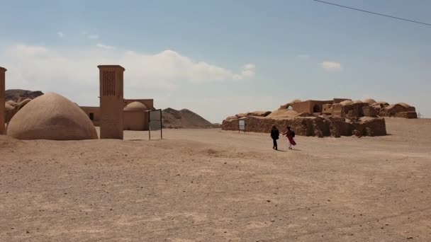 Yazd Irán Mayo 2019 Ruinas Edificios Rituales Junto Los Zoroastrianos — Vídeos de Stock