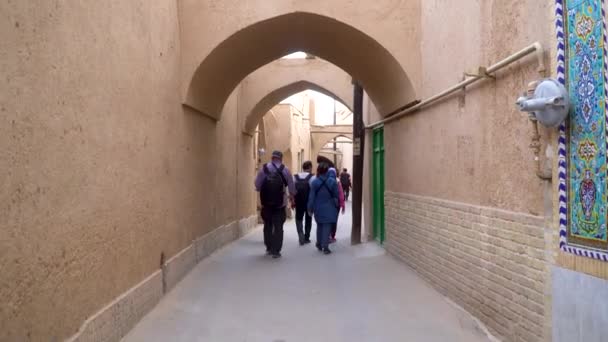 Yazd Irán Mayo 2019 Pueblo Iraní Caminando Por Tradicional Callejón — Vídeos de Stock