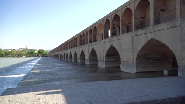 Isfahan Iran May 2019 Zayandeh River Flowing Siose Pol Bridge — Stock Video