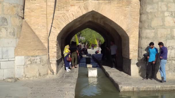 Isfahan Iran Maggio 2019 Popolo Iraniano Cammina Sotto Siosepol Ponte — Video Stock