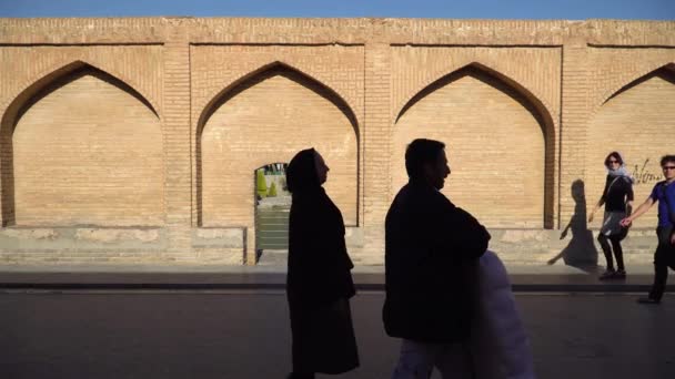 伊斯法罕 Isfahan Iran 2019年5月 伊朗人民走过Siosepol或33拱桥 伊斯法罕最古老的桥梁之一 — 图库视频影像