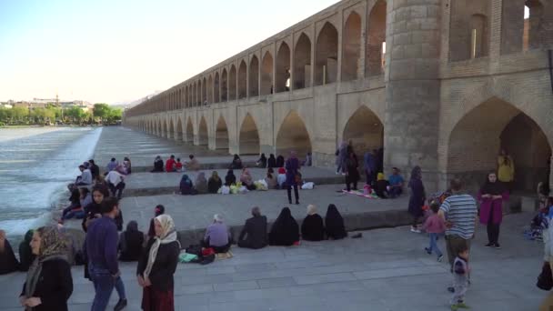 Isfahan Irã Maio 2019 Povo Iraniano Relaxando Torno Siosepol Ponte — Vídeo de Stock