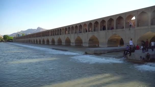イスファハン イラン 2019年5月 イランの人々は エスファハンの最も古い橋の一つである33のアーチのSiosepolまたはBridgeの周りでリラックスしています — ストック動画