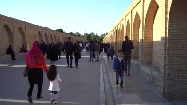 Ispahan Iran Mai 2019 Peuple Iranien Marche Sur Siosepol Pont — Video